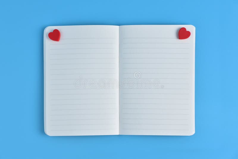 Deux coeurs rouges avec les pages vides ouvertes du carnet images stock Deux coeurs rouges avec les pages vides ouvertes du carnet images stock