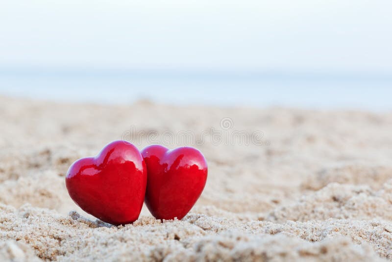 Deux coeurs rouges sur la plage. Amour