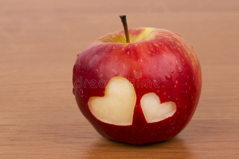 Deux coeurs sur la pomme fraîche, un thème de Valentine photo stock Deux coeurs sur la pomme fraîche, un thème de Valentine photo stock