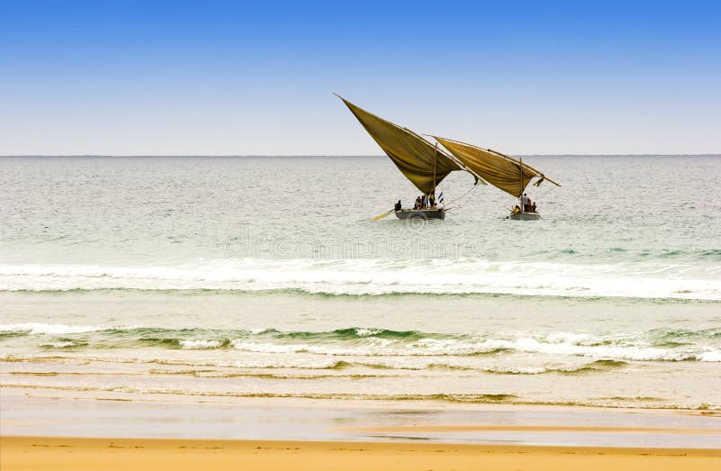 Deux dhaws arabes de pêche photographie stock Deux dhaws arabes de pêche photographie stock