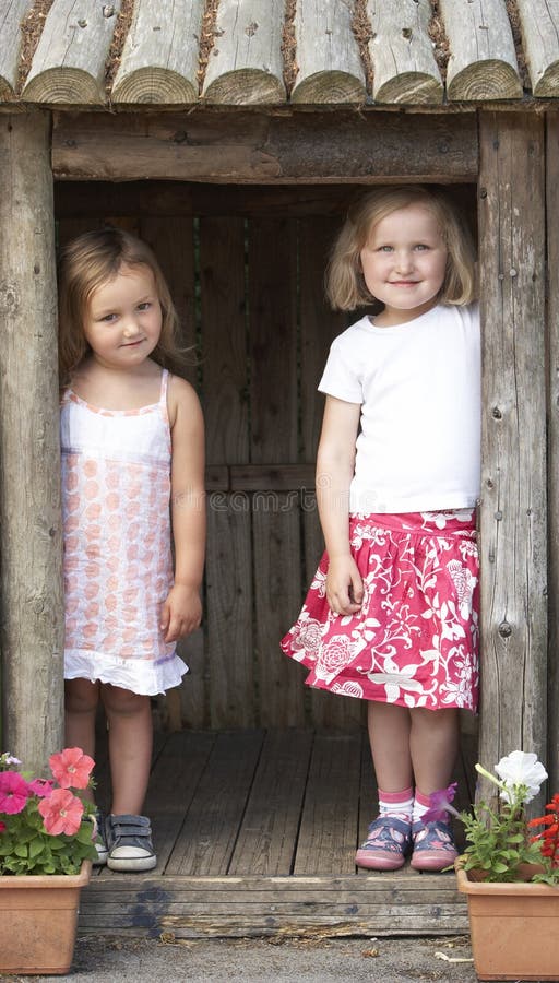 Deux Jeunes Filles Jouant Dans La Chambre En Bois Photo Stock Image