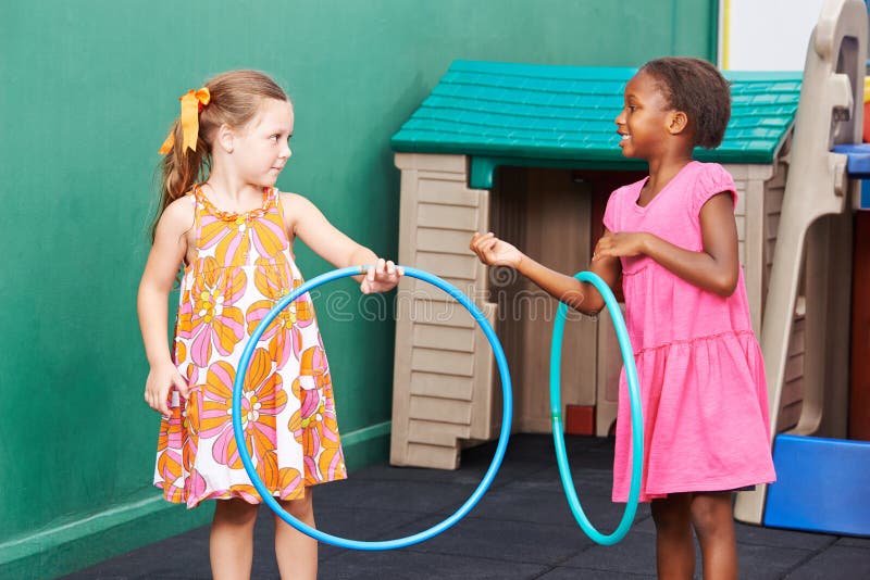 Deux enfants jouant avec des cercles de danse polynésienne photographie stock Deux enfants jouant avec des cercles de danse polynésienne photographie stock