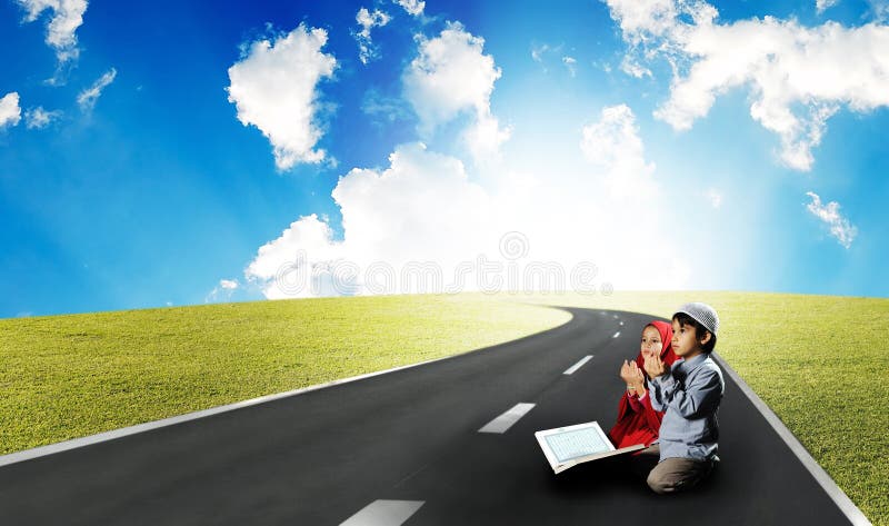 Deux enfants musulmans affichant Coran sur la route image stock Deux enfants musulmans affichant Coran sur la route image stock