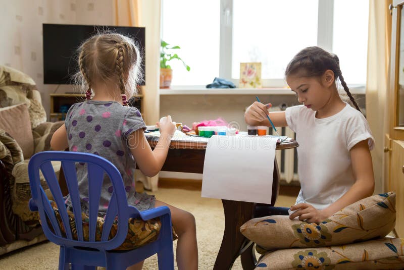 Deux enfants peignant à la maison photographie stock libre de droits Deux enfants peignant à la maison photographie stock libre de droits