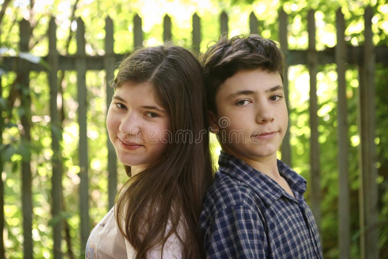 Deux enfants soeur et frère d'adolescent d'enfants de mêmes parents photo stock Deux enfants soeur et frère d'adolescent d'enfants de mêmes parents photo stock