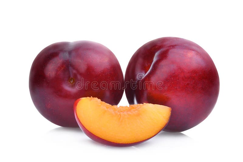 Deux entiers et tranche de prunes de cerise rouges d'isolement sur le blanc photographie stock libre de droits Deux entiers et tranche de prunes de cerise rouges d'isolement sur le blanc photographie stock libre de droits