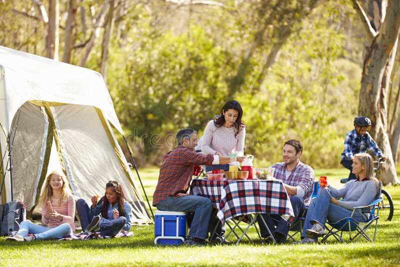 Deux familles appréciant des vacances de camping dans la campagne