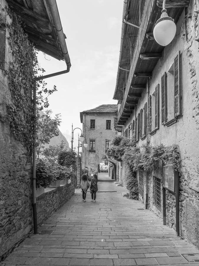 Deux femmes flânent dans le village médiéval du barde photos stock Deux femmes flânent dans le village médiéval du barde photos stock