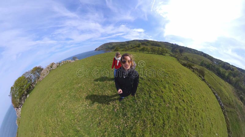 Deux femmes font des vidéos de 360 degrés à la côte ouest irlandaise