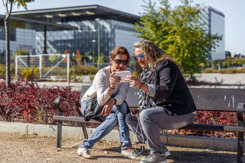 Deux belles femmes mûres photo stock. Image du mûr ...