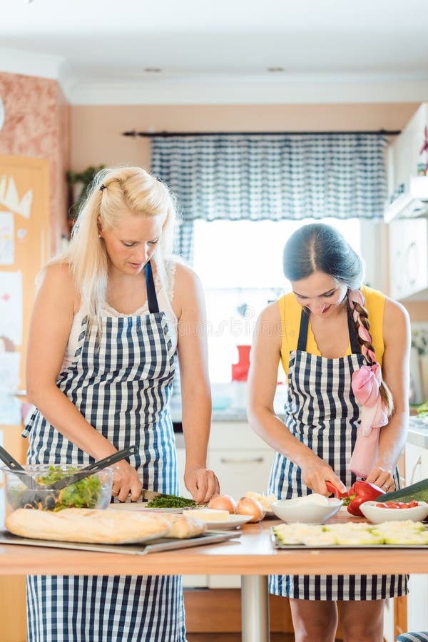 Deux femmes préparant la vaisselle dans la cuisine image libre de droits Deux femmes préparant la vaisselle dans la cuisine image libre de droits