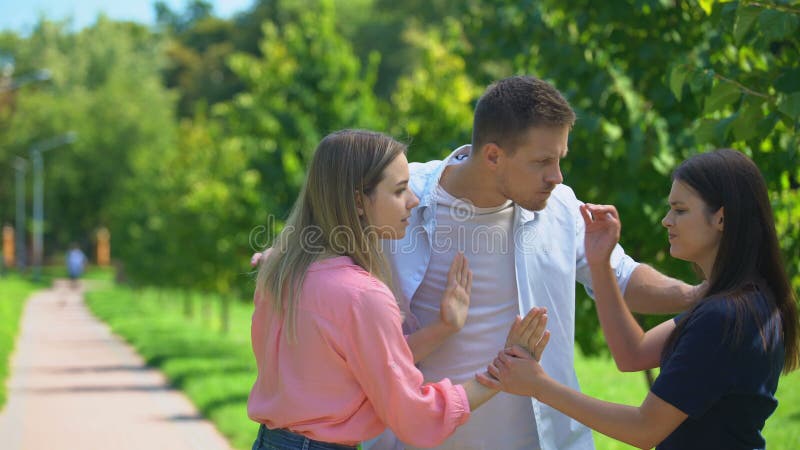 Deux femmes qui se battent pour attirer l'attention, un gars qui essaie de séparer les filles, jalousie clips vidéos
