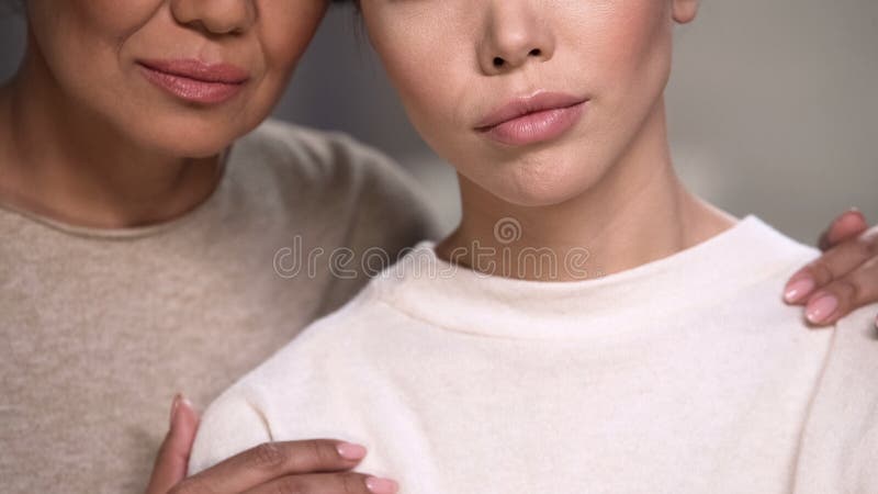 Deux femmes se soutiennent après que perte de personne étroite, douleur surmontée par tentative photographie stock Deux femmes se soutiennent après que perte de personne étroite, douleur surmontée par tentative photographie stock