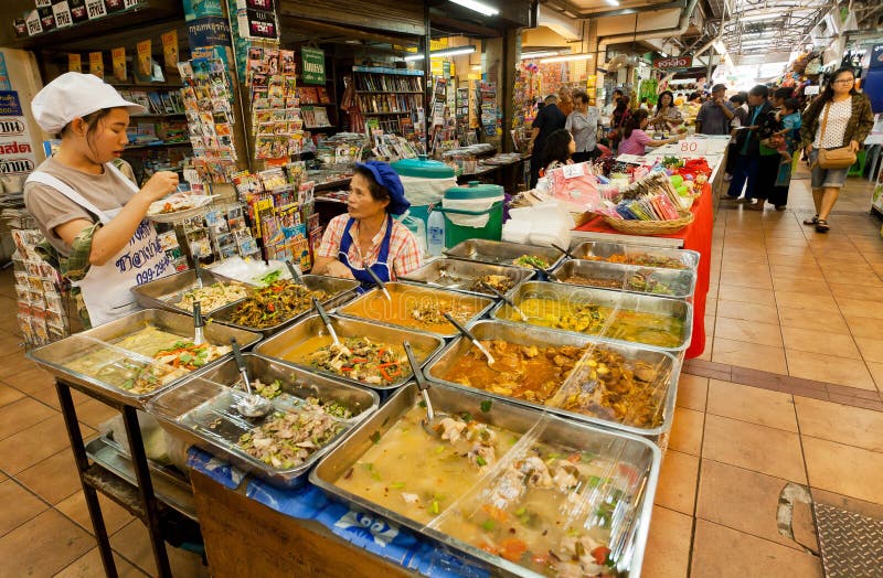 Deux femmes vendent le prêt-à-manger asiatique avec de la viande à l'intérieur du marché avec des délicatesses et des produits de image stock Deux femmes vendent le prêt-à-manger asiatique avec de la viande à l'intérieur du marché avec des délicatesses et des produits de image stock