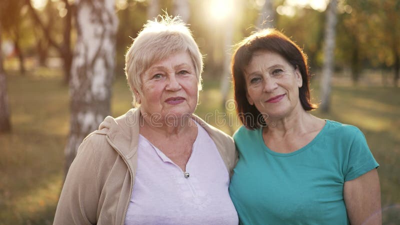 Deux femmes âgées sur la nature banque de vidéos