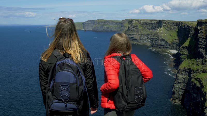 Deux filles aux falaises célèbres de Moher en Irlande