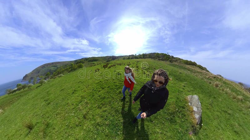 Deux filles avec une promenade de caméra de 360 degrés le long de la côte ouest irlandaise