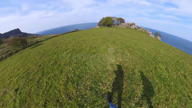 Deux filles avec une promenade de caméra de 360 degrés le long de la côte ouest irlandaise