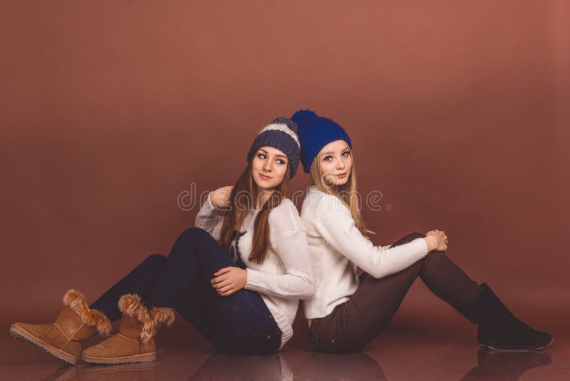 Deux filles d'adolescent dans des vêtements chauds images libres de droits Deux filles d'adolescent dans des vêtements chauds images libres de droits
