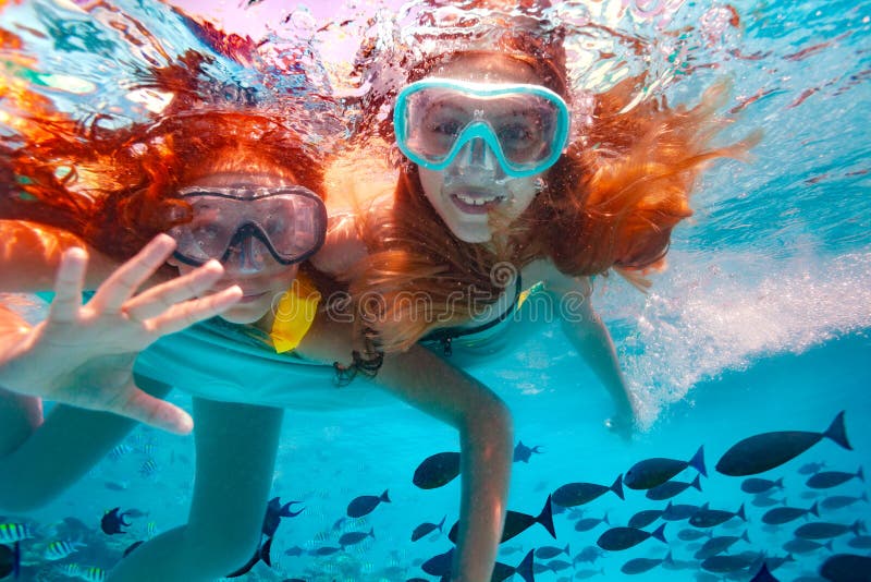 Deux Filles Avec Des Mains De Vague De Masque De Plongée Plonge Dans La  Piscine Photo stock - Image du bulle, bikini: 203712634