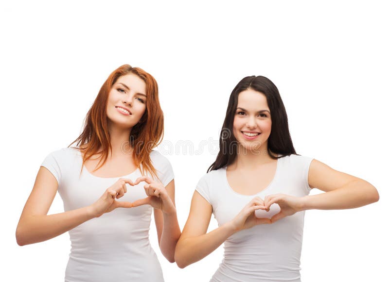 Deux filles de sourire montrant le coeur avec des mains photos libres de droits Deux filles de sourire montrant le coeur avec des mains photos libres de droits
