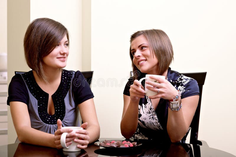 Deux filles gaies. photo libre de droits Deux filles gaies. photo libre de droits