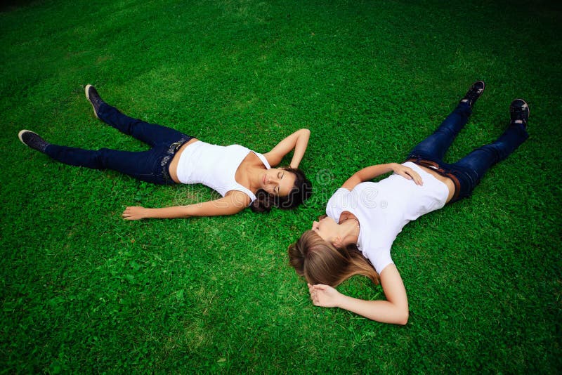 Deux Filles Sur L Herbe Verte Photo Stock Image Du Assez Herbe 11616660