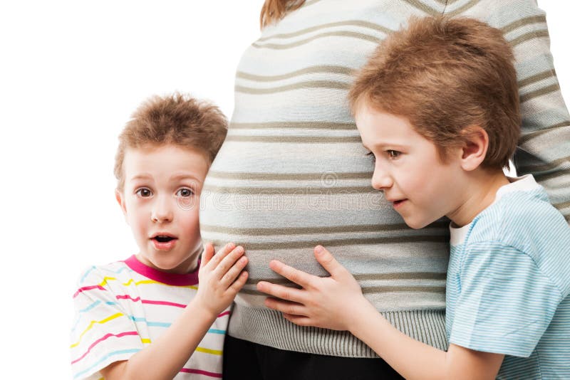 Deux fils touchant ou collant leur abdomen enceinte de mère photographie stock Deux fils touchant ou collant leur abdomen enceinte de mère photographie stock
