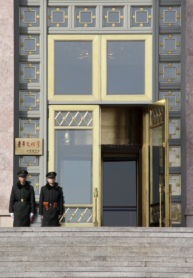 Deux gardes à la porte du bâtiment du parlement de la Chine image libre de droits Deux gardes à la porte du bâtiment du parlement de la Chine image libre de droits