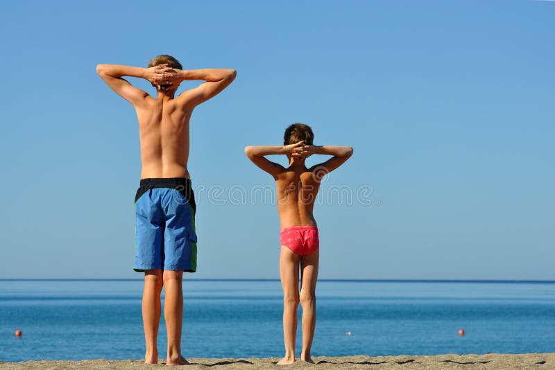 Deux garçons des vacances sur la mer. images stock Deux garçons des vacances sur la mer. images stock