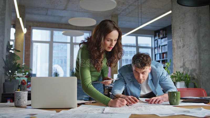 Deux gestionnaires collaborant en milieu de travail à la recherche de documents de bureau documents de travail closeup photographie stock libre de droits