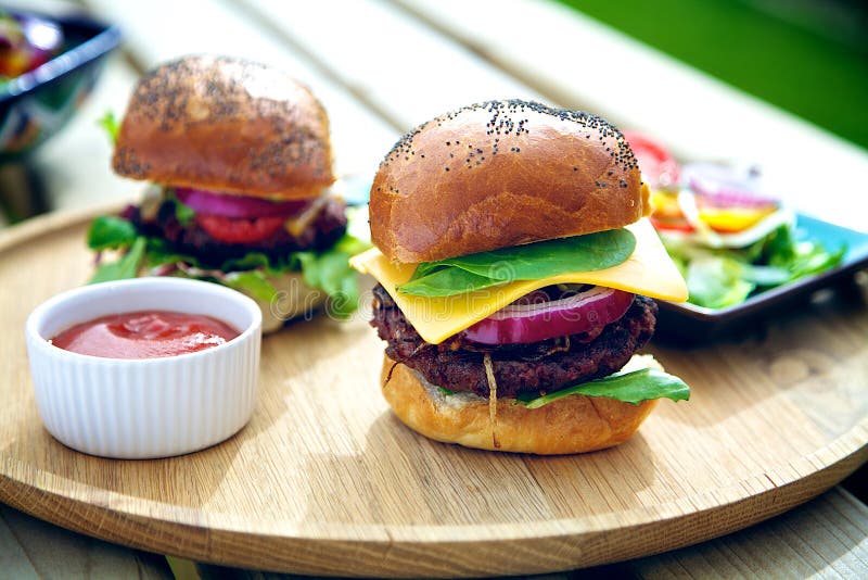 Deux hamburgers dehors images libres de droits Deux hamburgers dehors images libres de droits