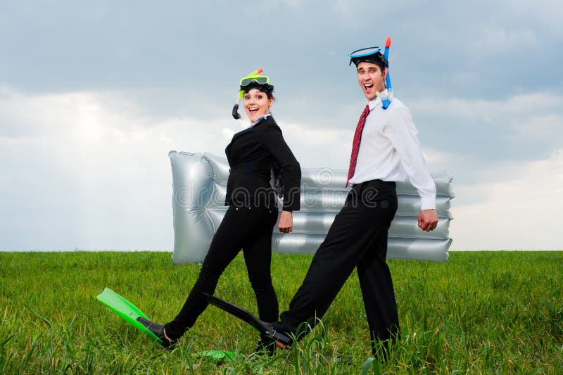 Deux heureux gens d'affaires allant vacation photographie stock Deux heureux gens d'affaires allant vacation photographie stock