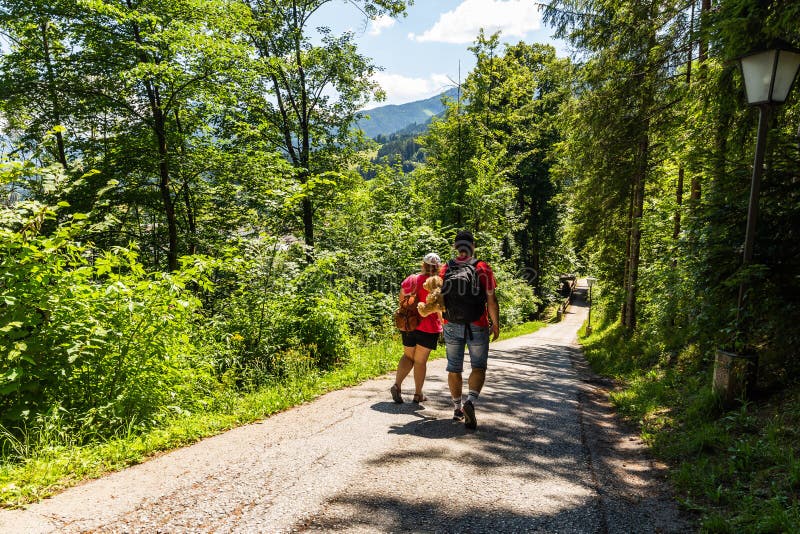 Deux hommes allant sur la route alpine en Autriche image stock Deux hommes allant sur la route alpine en Autriche image stock