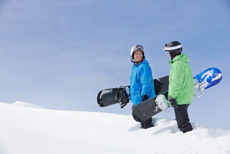 Deux hommes avec des surfs des neiges sur Ski Holiday In Mountains photographie stock libre de droits Deux hommes avec des surfs des neiges sur Ski Holiday In Mountains photographie stock libre de droits