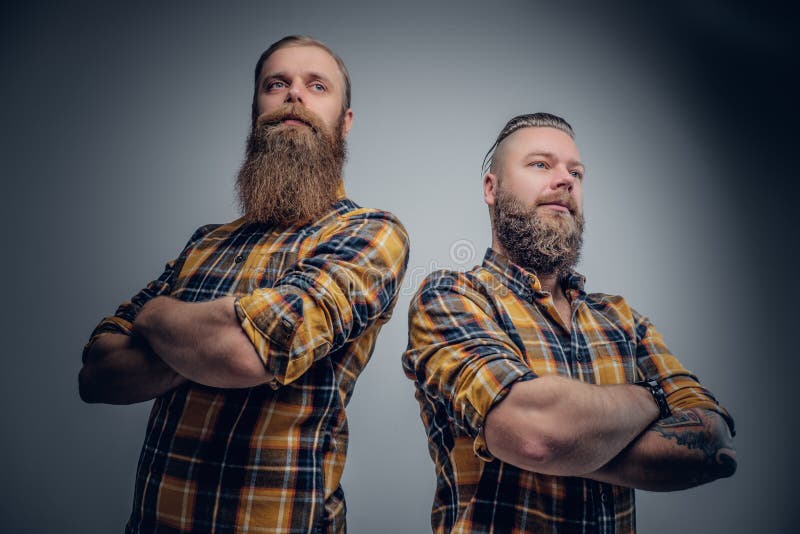 Deux hommes barbus brutaux se sont habillés dans une chemise de plaid photos libres de droits Deux hommes barbus brutaux se sont habillés dans une chemise de plaid photos libres de droits