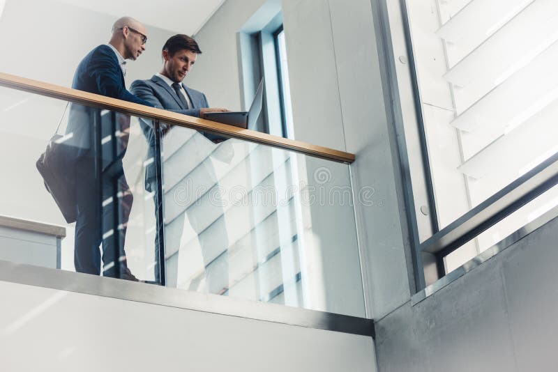 Deux hommes d'affaires travaillant à l'ordinateur portable photographie stock Deux hommes d'affaires travaillant à l'ordinateur portable photographie stock