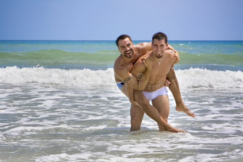 Deux homosexuels des vacances de plage photo libre de droits Deux homosexuels des vacances de plage photo libre de droits