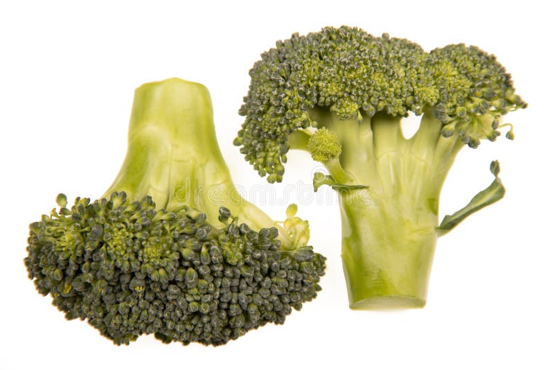 Deux inflorescences mûres de brocoli d'isolement sur le blanc photographie stock libre de droits Deux inflorescences mûres de brocoli d'isolement sur le blanc photographie stock libre de droits