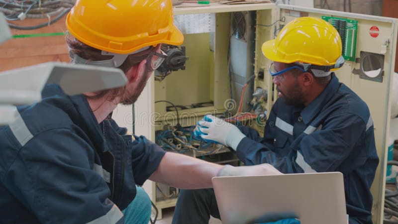 Deux jeune ingénieur homme maintenance et contrôle de l'électricité avec professionnel en usine.