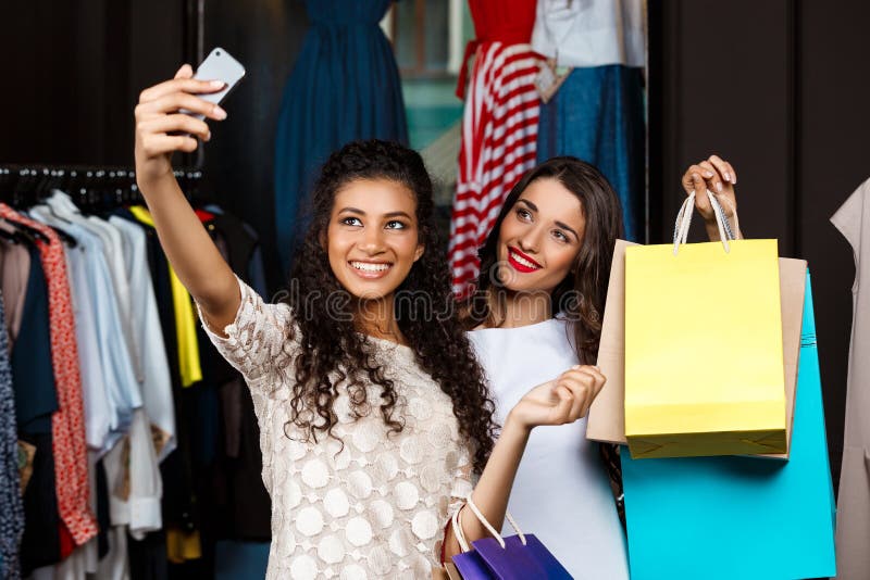 Deux jeunes belles filles faisant le selfie dans le centre commercial image libre de droits Deux jeunes belles filles faisant le selfie dans le centre commercial image libre de droits