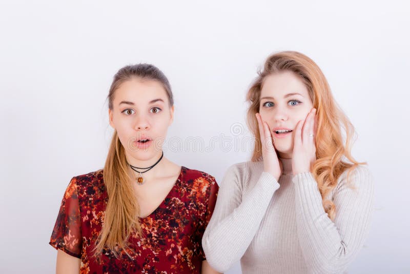 Deux jeunes belles filles regardent très étonnées images stock