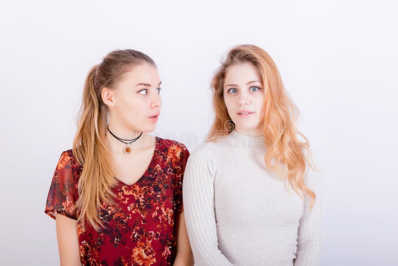 Deux jeunes belles filles regardent très étonnées image stock