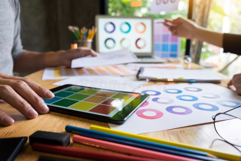 Deux jeunes femmes travaillant comme couturiers et sketche de dessin photographie stock libre de droits