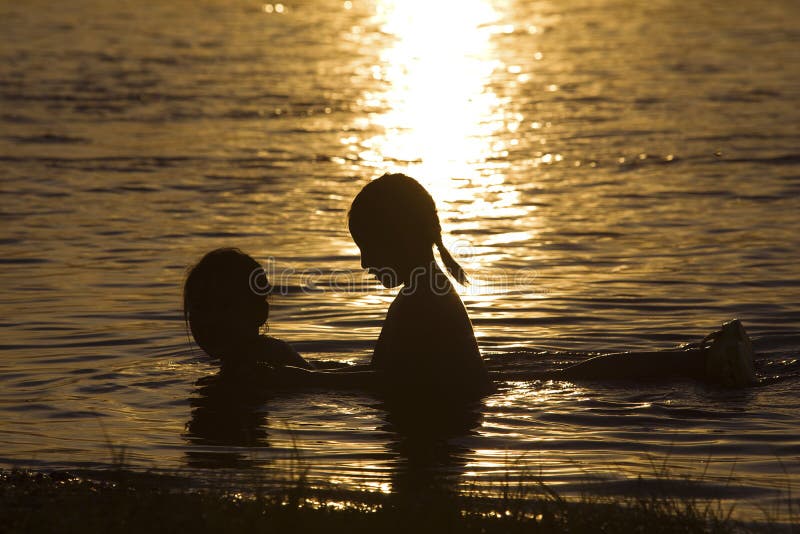 Deux jeunes filles ayant l'amusement images libres de droits Deux jeunes filles ayant l'amusement images libres de droits