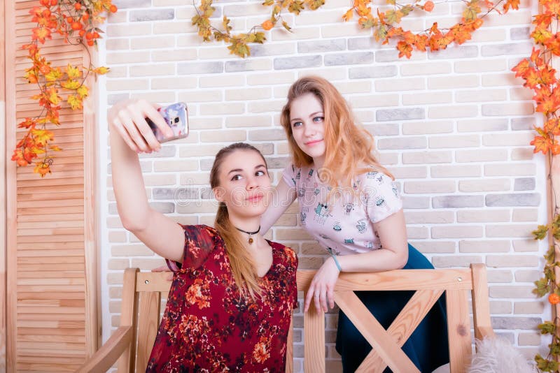 Deux jeunes filles de charme prennent un selfie au téléphone photo libre de droits