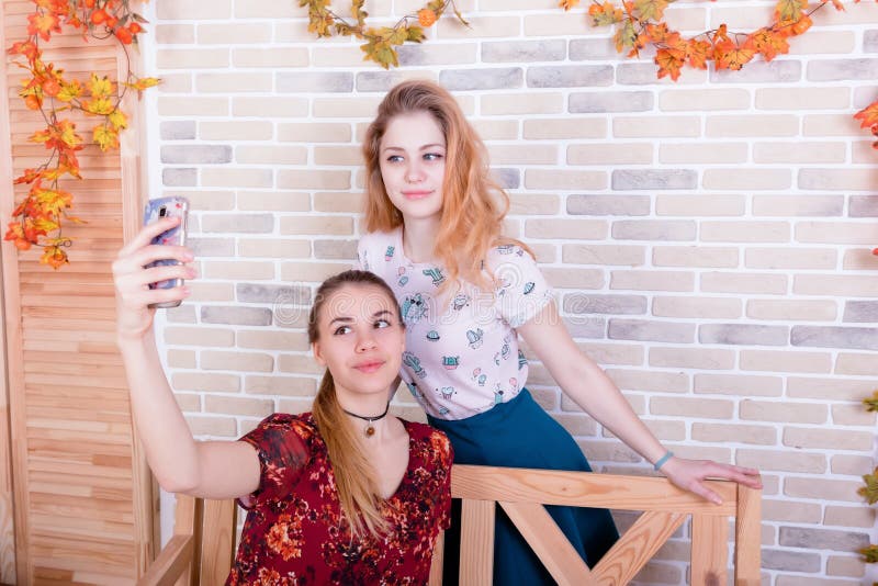 Deux jeunes filles de charme prennent un selfie au téléphone photo stock