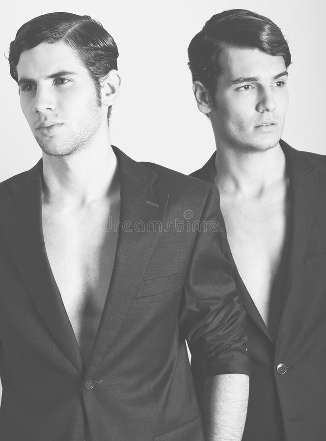 Deux jeunes hommes attirants portant le costume photos libres de droits