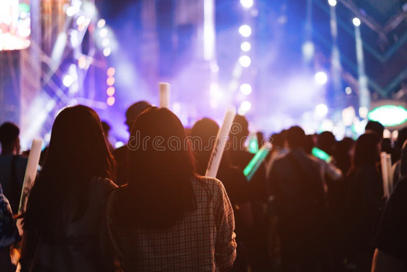 Deux lumières d'étape de concert de foule d'amies de femmes photographie stock Deux lumières d'étape de concert de foule d'amies de femmes photographie stock