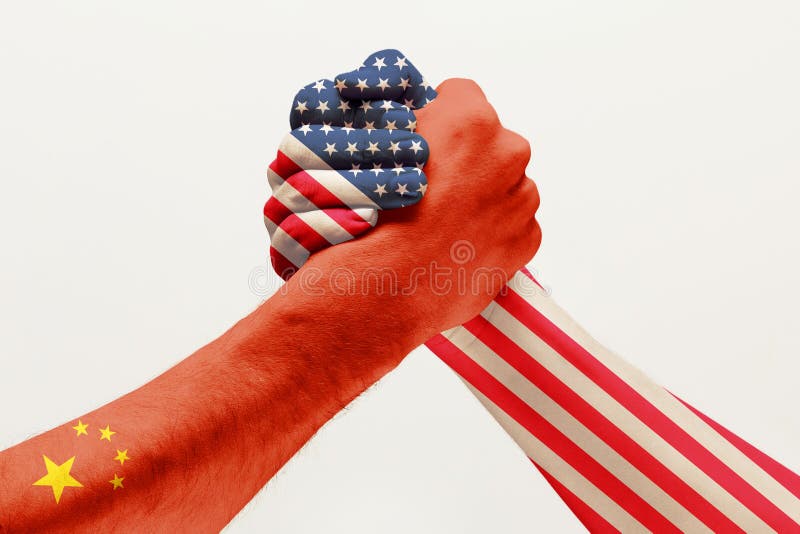 Deux mains masculines concurrençant dans le bras de fer coloré dans des drapeaux de la Chine et de l'Amérique photographie stock Deux mains masculines concurrençant dans le bras de fer coloré dans des drapeaux de la Chine et de l'Amérique photographie stock